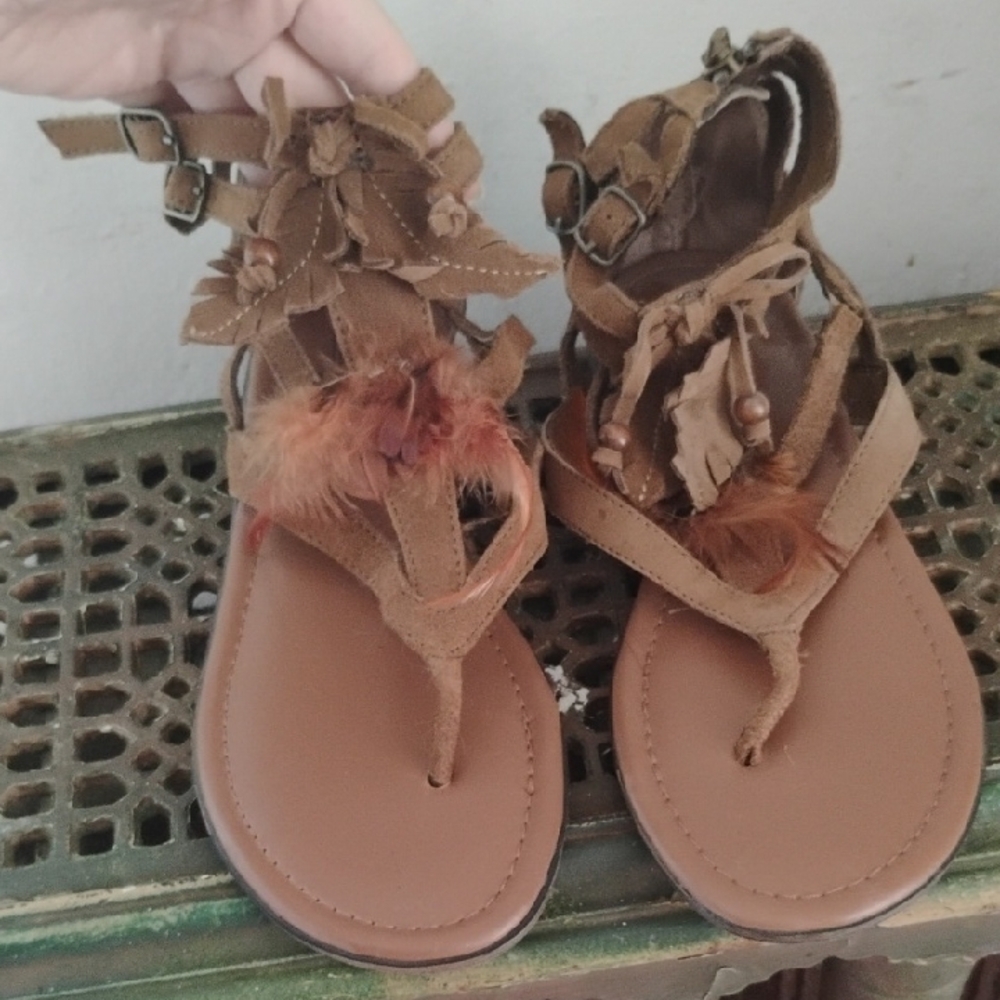 Minnetonka | Light Brown Sandals with Straps + Feather Details | 7 | NWOT